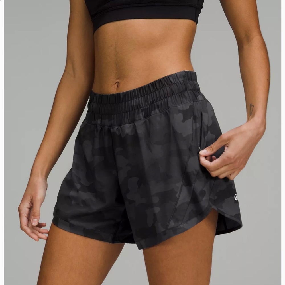 LULULEMON Track That Mid Rose lined shorts in black camouflage size 8 - Picture 1 of 7